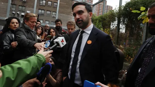 زهران ممداني، المرشح لبلدية نيويورك، يتحدث مع الصحفيين وسط حشد من المؤيدين خلال فترة التصويت المبكر.