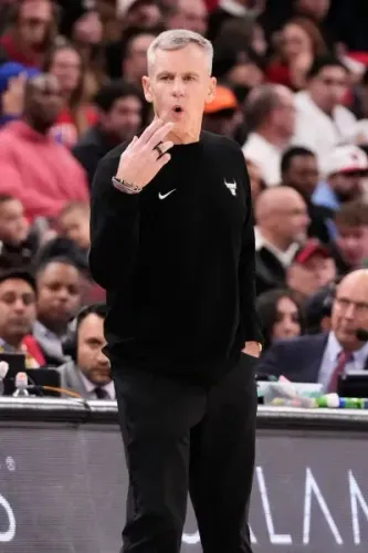 مدرب شيكاغو بولز يتحدث بحماس خلال مباراة ضد ديترويت بيستونز، مع تواجد الجماهير خلفه في المدرجات.