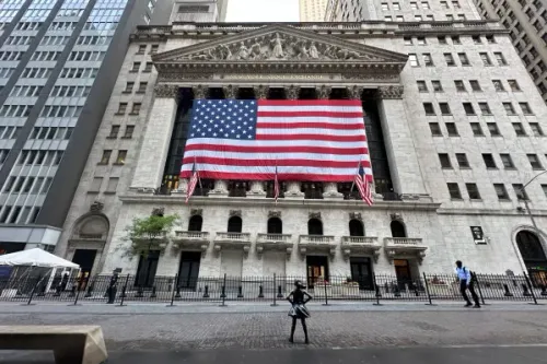 واجهة بورصة نيويورك مزينة بعلم الولايات المتحدة الكبير، مع مشهد للمتسوقين في الشارع، مما يعكس النشاط الاقتصادي في ظل تقلبات السوق.