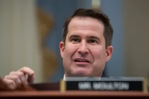 صورة لعضو الكونغرس Seth Moulton خلال جلسة استماع، حيث يتحدث عن قضايا أسواق التوقعات والمراهنات على الأحداث العسكرية.