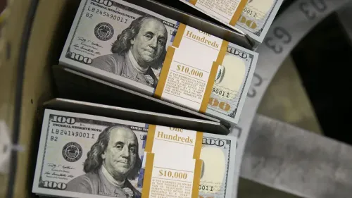 مبالغ من الدولارات الأمريكية من فئة المئة، تشير إلى دور الدولار في نظام البترودولار وتأثيره على الاقتصاد العالمي.