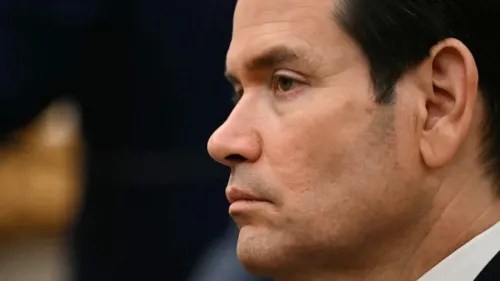 وزير الخارجية الأمريكي ماركو روبيو يستمع بجدية خلال مؤتمر ميونيخ للأمن، حيث ناقش قضايا العلاقات عبر الأطلسي والبرنامج النووي الإيراني.