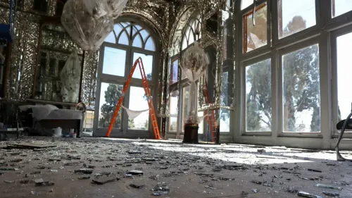 تظهر الصورة الأضرار داخل قصر كلستان في طهران، مع زجاج مكسور وأرضية مغطاة بشظايا، مما يعكس تأثير الغارات الجوية على التراث الإيراني.