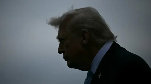 صورة جانبية لرجل يبدو أنه يتحدث بجدية، مع خلفية داكنة تعكس أجواء التوتر السياسي والاقتصادي.