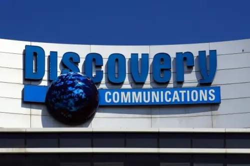 شعار شركة "ديiscovery Communications" يظهر بوضوح على واجهة المبنى، مما يعكس أهمية الشركة في صناعة الإعلام والترفيه.