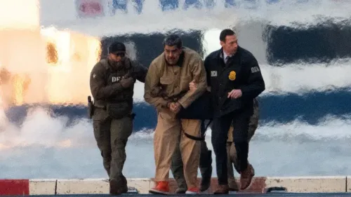 احتجاز نيكولاس مادورو، الرئيس الفنزويلي، من قبل عملاء إنفاذ القانون الأمريكيين، وسط توترات سياسية وعسكرية في فنزويلا.