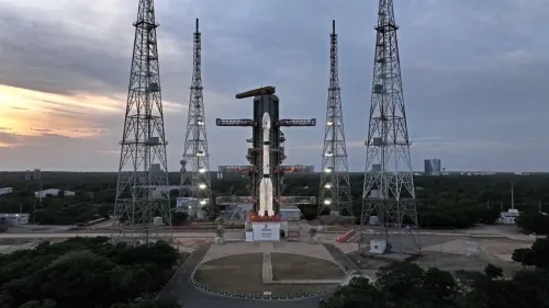 صاروخ GSLV Mark II الهندي على منصة الإطلاق في مركز Satish Dhawan استعداداً لإطلاق القمر الاصطناعي EOS-05 في مهمة رصد أرضي متزامنة مع دوران الأرض.