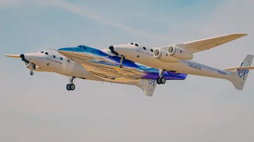 طائرة VMS Eve الحاملة تطير بمركبة الفضاء أبيرون الجديدة لشركة Virgin Galactic خلال اختبار نقل بين ميسا ونيو مكسيكو استعدادًا لرحلات سياحة الفضاء 2027.