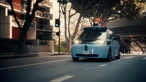 سيارة أجرة ذاتية القيادة من Waymo تسير في شارع بتورونتو ضمن المرحلة الأولى لرسم خرائط الطرق استعداداً لاختبار القيادة الذاتية.