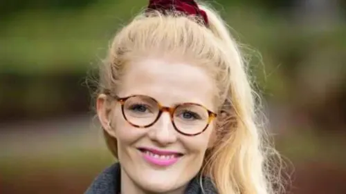 هانا سبنسر، مرشحة حزب الخضر في انتخابات مانشستر الكبرى، تظهر بابتسامة وثقة، تعكس التزامها بتقديم صوت للطبقات العاملة.