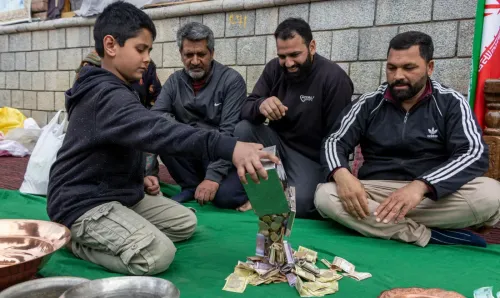 طفل يجمع التبرعات النقدية في كشمير، محاط بالمتطوعين، في حملة دعم إنسانية لصالح إيران خلال عيد الفطر.