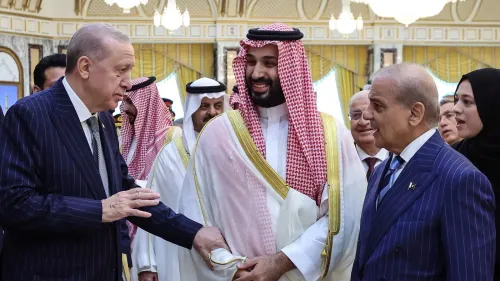 قادة السعودية وتركيا وباكستان خلال توقيع اتفاقية مكة للدفاع المشترك لتعزيز الأمن الإقليمي والتعاون العسكري في الشرق الأوسط.
