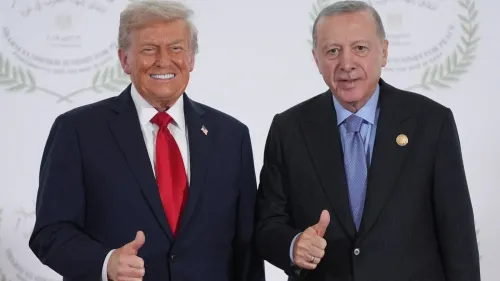 الرئيس الأمريكي السابق دونالد ترامب والرئيس التركي رجب طيب أردوغان يرفعان إبهاميهما في لقطة رسمية خلال قمة حلف شمال الأطلسي، مع التركيز على تعزيز العلاقات الثنائية.