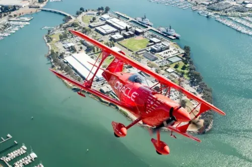 طائرة حمراء تحلق فوق جزيرة خفر السواحل الأمريكية، التي تضم قاعدة ألاميدا، وسط مياه خليج سان فرانسيسكو.