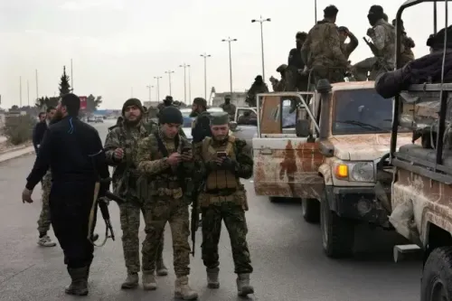 اشتباكات بين القوات الحكومية السورية ومقاتلين في إدلب، مع وجود مقاتلين فرنسيين، في ظل توترات سياسية معقدة.