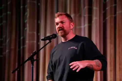 غراهام بلاتنر، مرشح ديمقراطي لمجلس الشيوخ الأمريكي، يتحدث أمام الجمهور، مع التركيز على قضايا حملته الانتخابية.