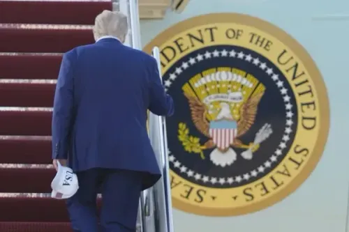 ترامب يتجه نحو الطائرة، حاملاً قبعة مكتوب عليها "USA"، بينما يظهر شعار الرئاسة الأمريكية خلفه، في سياق مناقشات حول مشروع قانون ضخم.