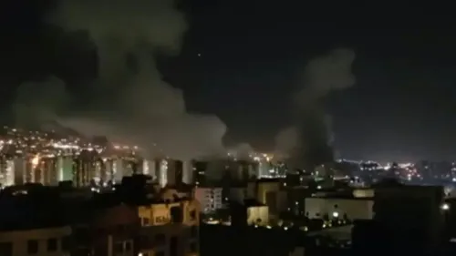دخان يتصاعد من مواقع في تل أبيب بعد هجوم إسرائيلي على إيران، يظهر تأثير التوترات الجيوسياسية في المنطقة.