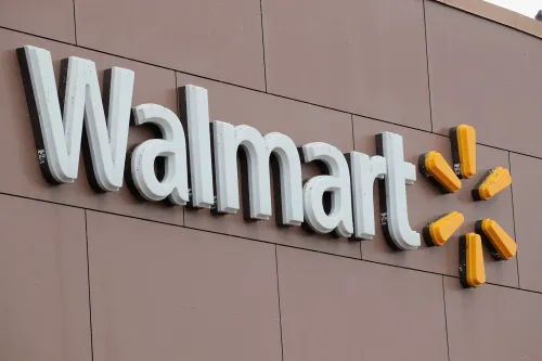 شعار Walmart على واجهة متجر، يعبر عن إطلاق الشركة بوابة Agent Gateway لوكلاء الذكاء الاصطناعي للتسوق الآمن والمراقب.
