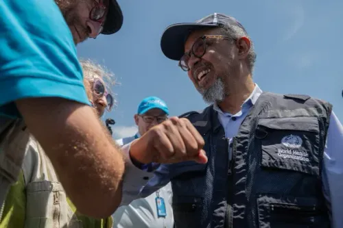 تيدروس أدهانوم غيبريسوس، المدير العام لمنظمة الصحة العالمية، يتفاعل مع المجتمع المحلي في بونيا، الكونغو، خلال زيارته لمواجهة تفشي إيبولا.