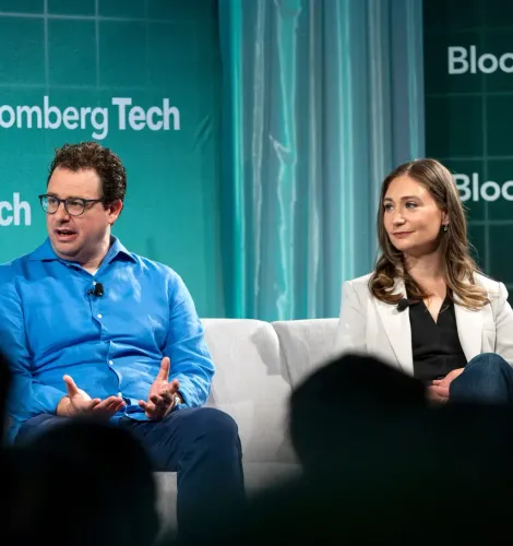 رجل وامرأة يجلسان على أريكة خلال مؤتمر Bloomberg Tech، يناقشان موضوعات متعلقة بحوكمة الذكاء الاصطناعي وشركة Anthropic.