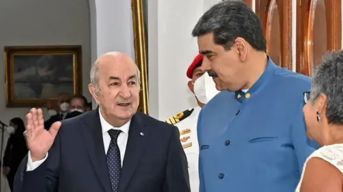 لقاء بين الرئيس الجزائري عبد المجيد تبون والرئيس الفنزويلي نيكولاس مادورو، حيث يتبادلان الحديث في أجواء رسمية.