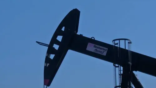 رافعة نفطية في فنزويلا، تشير إلى جهود الولايات المتحدة لتجديد صناعة النفط هناك، وسط مخاوف بيئية متزايدة.