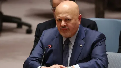 Karim Khan، المدّعي العام للمحكمة الجنائية الدولية، خلال جلسة رسمية، يعكس الضغوطات التي يواجهها في ظل تعليقه من مهامه.
