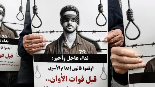 لافتة تحمل صورة شاب معصوب العينين، تدعو لوقف قانون إعدام الأسرى، مع تعبير عن القلق من تداعياته على حقوق الإنسان.