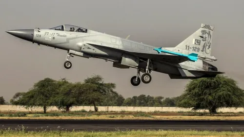 مقاتلة JF-17 Thunder الباكستانية في مرحلة الإقلاع، تُظهر تصميمها المتقدم وقدراتها القتالية، في سياق تعزيز صادرات الدفاع الباكستانية.