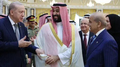 الرئيس التركي رجب طيب أردوغان والأمير محمد بن سلمان ووزير الخارجية الباكستاني في لقاء رسمي يعكس تحالف الدفاع المشترك بين السعودية وتركيا وباكستان.