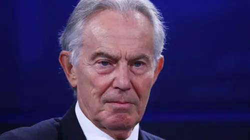 صورة لرئيس الوزراء البريطاني السابق توني بلير، يظهر فيها تعبيره الجاد، في سياق مناقشة الوصاية الدولية على غزة.