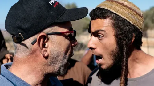 شجار حاد بين رجلين، أحدهما يرتدي قبعة سوداء ونظارات شمسية، والآخر يرتدي كيباه. تعكس تعابير الوجوه التوتر والعداء في سياق النزاع في الضفة الغربية.