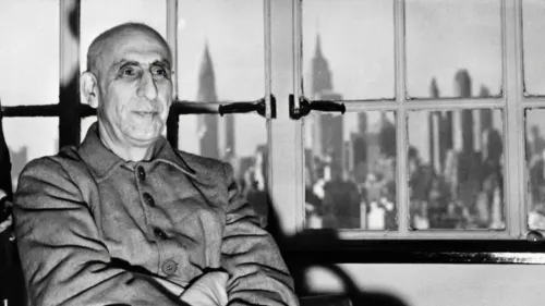 محمد مصدق، رئيس الوزراء الإيراني السابق، يجلس أمام نافذة تطل على مدينة نيويورك، مع خلفية معالم المدينة.