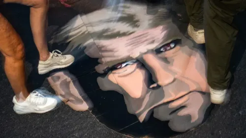 رسم جداري يظهر وجه دونالد ترامب مع أقدام أشخاص فوقه، يعكس مشاعر الاحتجاج والجدل السياسي في السياق الإيراني.