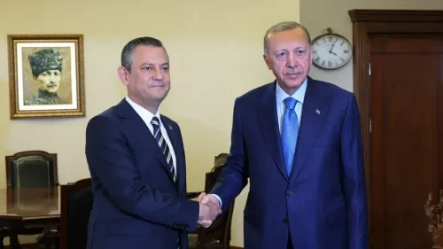 الرئيس التركي رجب طيب أردوغان يصافح زعيم المعارضة أوزغور أوزيل في لقاء رسمي يعكس الانقسامات السياسية داخل المعارضة التركية.