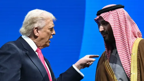 الرئيس الأمريكي السابق دونالد ترامب يتحدث مع ولي العهد السعودي محمد بن سلمان خلال مؤتمر دولي، في سياق العلاقات الأمريكية-السعودية والتعاون النووي المدني.