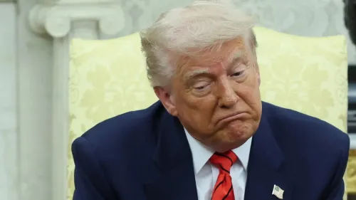 صورة لدونالد ترامب وهو يجلس في المكتب البيضاوي، يظهر تعبيره الجاد مع تلميحات للارتباك، مما يعكس التوترات السياسية في الولايات المتحدة.
