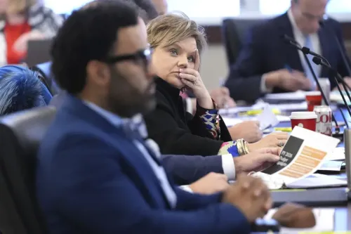 اجتماع للجنة الموازنة في ميسيسيبي، حيث تظهر امرأة تفكر بعمق بين أعضاء آخرين، مما يعكس قلة تمثيل النساء في الأدوار القيادية.