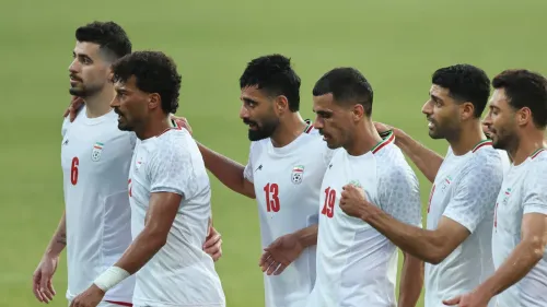 لاعبو المنتخب الإيراني يتجمعون في الملعب، يعكسون الضغوط السياسية والاجتماعية قبل مباراتهم في كأس العالم 2026.