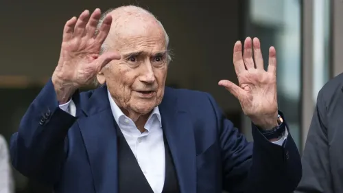 بلاتر، الرئيس السابق للفيفا، يلوح بيده أثناء حديثه عن مقاطعة الولايات المتحدة في كأس العالم 2026، مشيراً إلى المخاوف الأمنية.