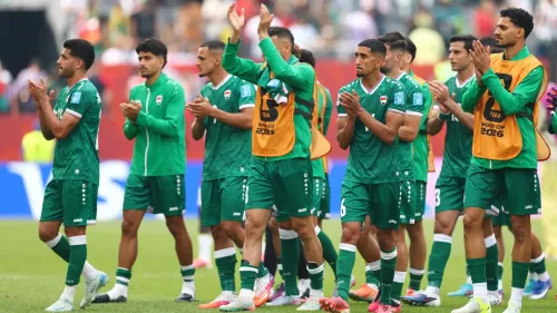 لاعبو المنتخب العراقي لكرة القدم يرتدون الزي الأخضر ويصفقون للجمهور في كأس العالم 2026 بعد عودة تاريخية بعد غياب 40 عاماً.