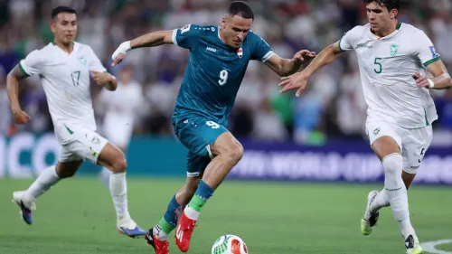 لاعبو المنتخب العراقي يتنافسون مع فريق النرويج في مباراة كأس العالم، حيث يظهر الحماس والتحدي في الأجواء.