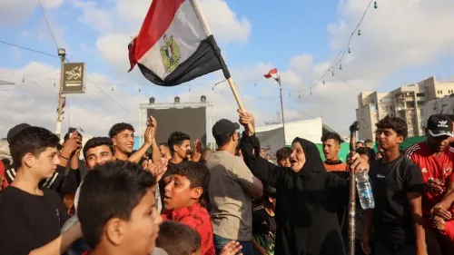 جماهير فلسطينية في غزة تحتفل بتأهل منتخب مصر لكأس العالم 2026 مع رفع العلم المصري وسط أجواء حماسية رغم الظروف الصعبة.