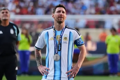 ليونيل ميسي يرتدي قميص الأرجنتين ويحمل ميدالية الوصيف بعد نهائي كأس العالم 2025 في الولايات المتحدة.
