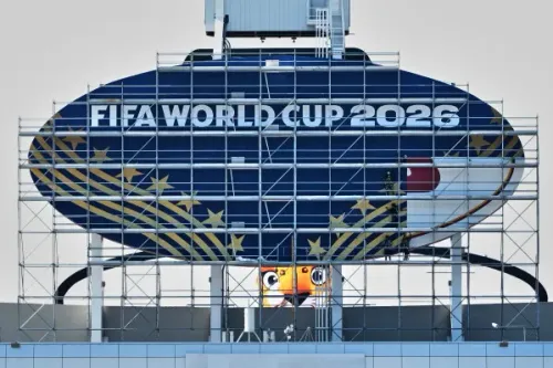 شعار كأس العالم 2026 مع هيكل معدني في الخلفية، يعكس الاستعدادات للبطولة، في ظل الأحداث الجارية حول الحكم الصومالي عمر أرتان.
