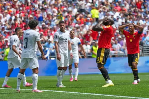 لاعبو بلجيكا يتفاعلون بعد فرصة ضائعة خلال مباراة كأس العالم ضد مصر، مع وجود مشجعين في المدرجات.