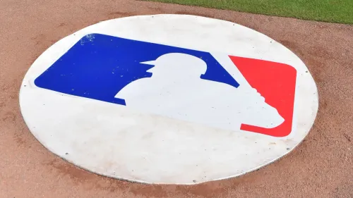 شعار دوري البيسبول الأمريكي MLB مرسوم على أرضية الملعب، يعكس توسع خدمة Gametime لتغطية الرياضات الاحترافية عبر منصة X.