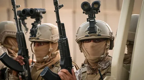 جنود يرتدون زيًا عسكريًا ويحملون أسلحة، مع تجهيزات للرؤية الليلية، في إطار جهود الحكومة اليمنية لتعزيز الأمن في عدن.