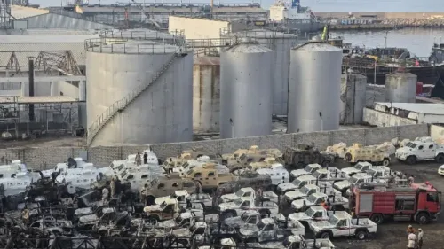 صورة تُظهر حطام مركبات عسكرية محترقة بالقرب من خزانات في ميناء المكلا، بعد الضربات الجوية السعودية.